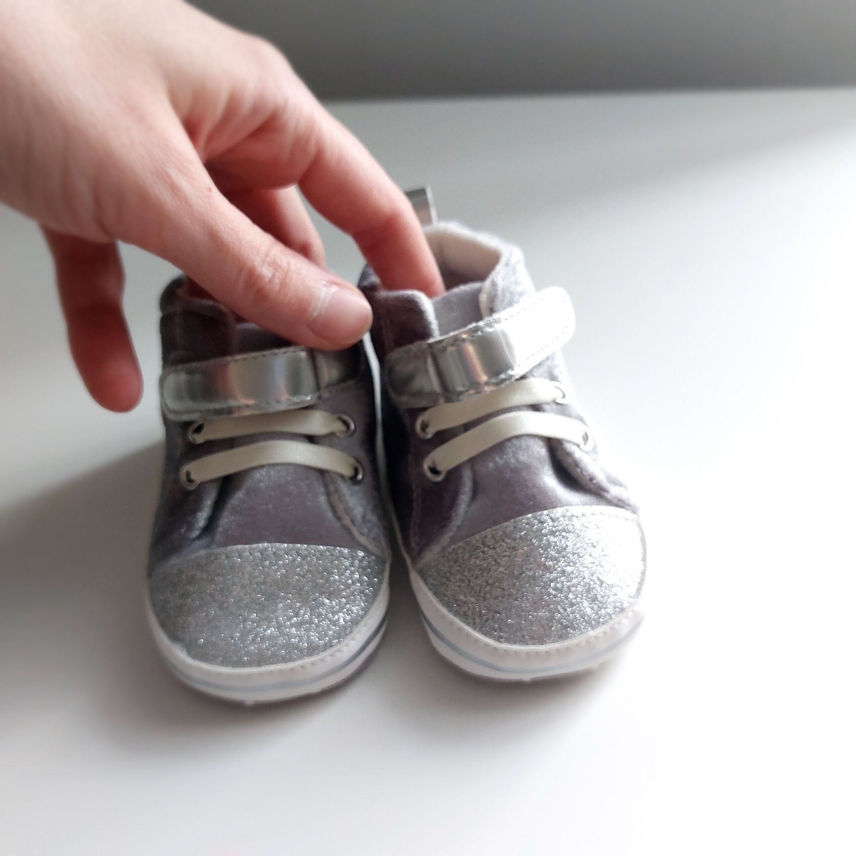 Nowe buciki 21 niemowlęce niechodki srebrne