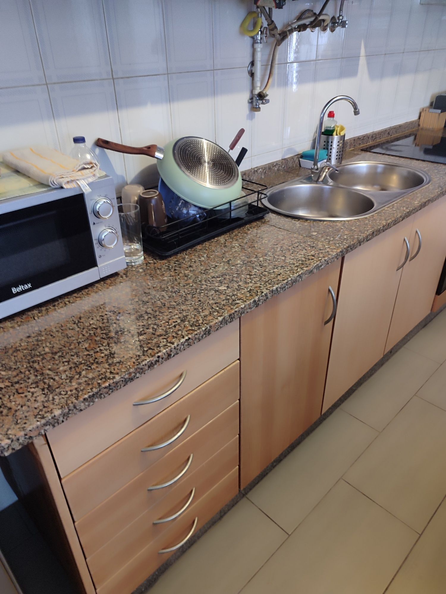 Cozinha  com esquentador e exaustor