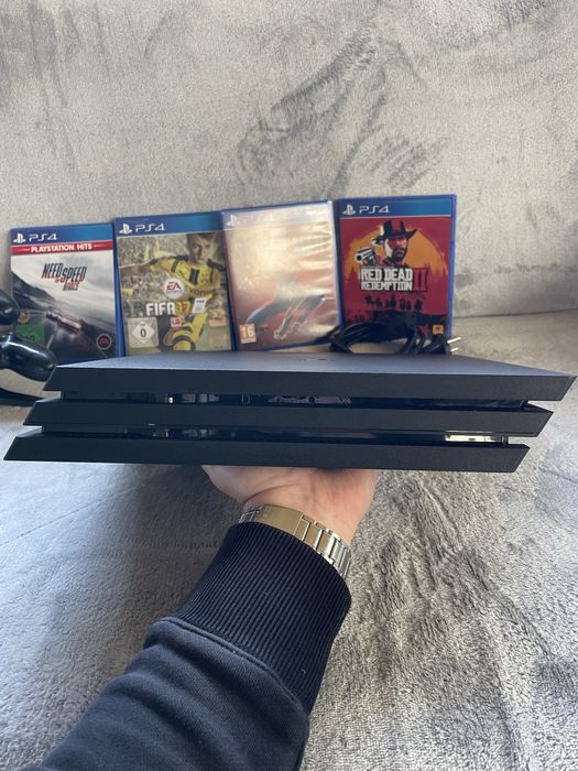 PlayStation 4 Pro 1TB + 2 джойстики + 4 гри