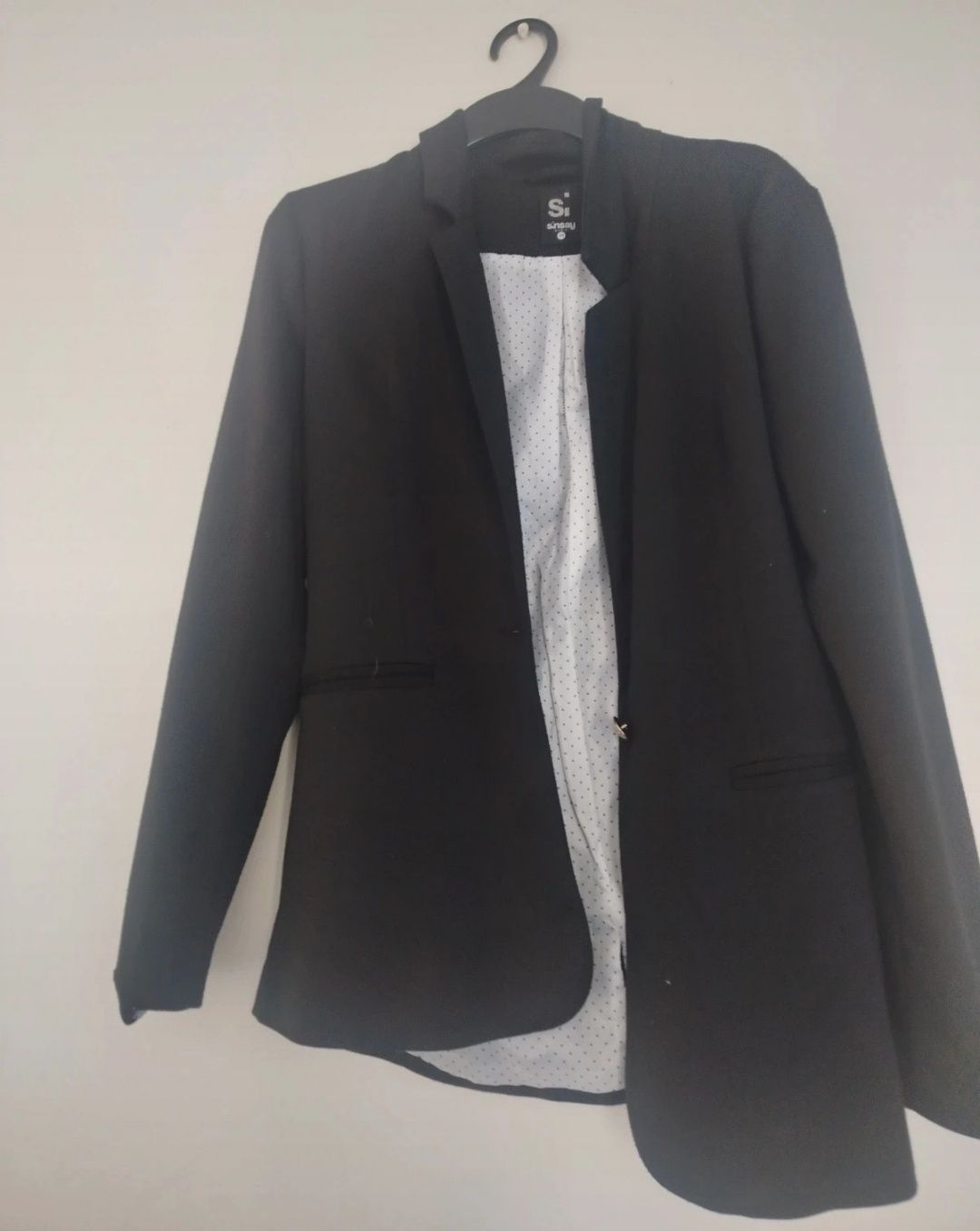 Czarna marynarka piękna elegancka