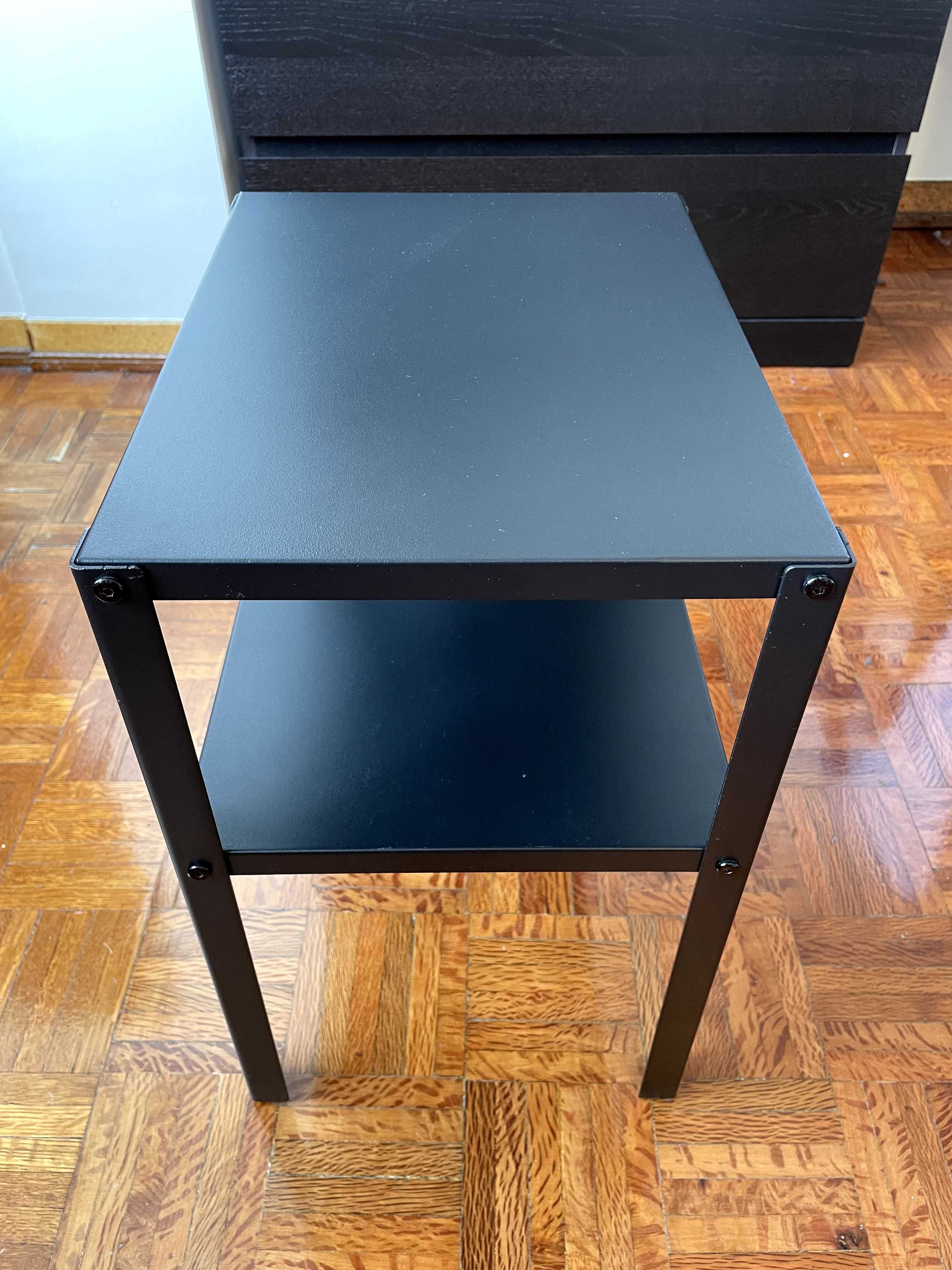 Mesa de cabeceira / Bedside table