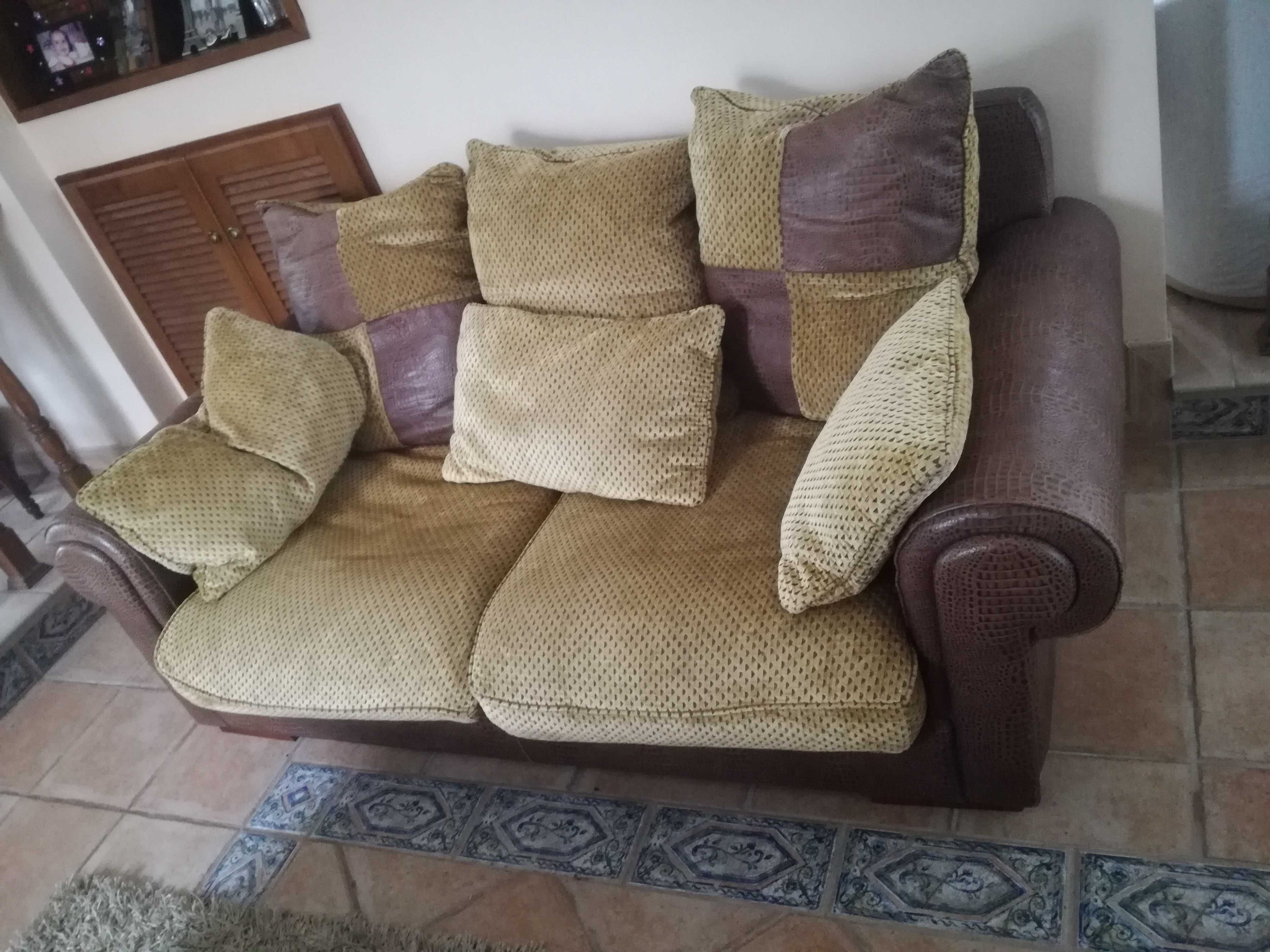 Conjunto de sofás de 3 e 2 lugares em pele e tecido