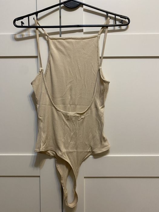 Prążkowane body z wyciętymi plecami