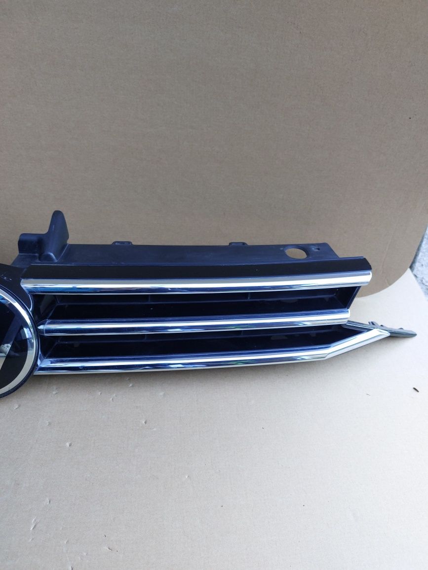 Grill VW Touran II pod radar oryginał