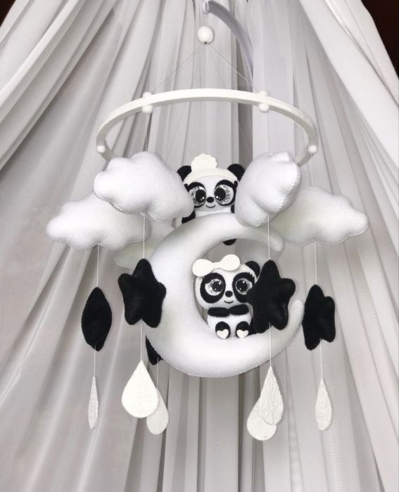 Дитячий мобіль в ліжечко ручної роботи з фетру для хлопчика «Пандочки»