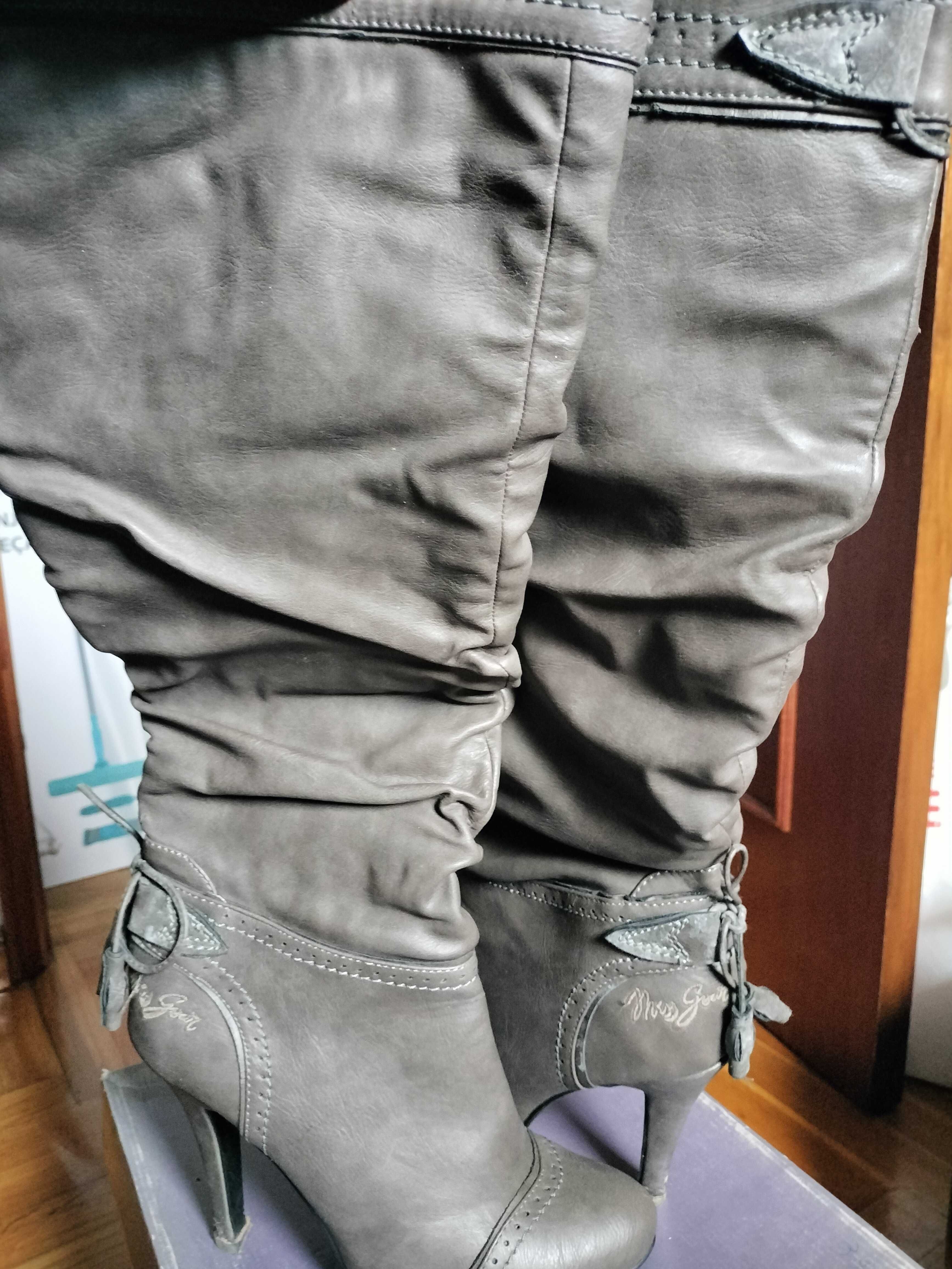 Botas cinzentas altas