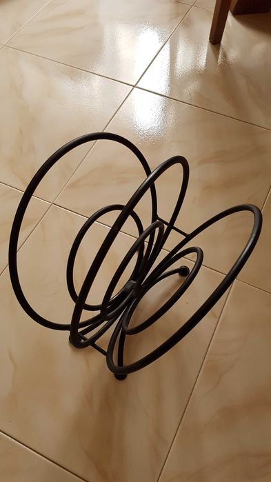 Porta revistas em ferro lacado