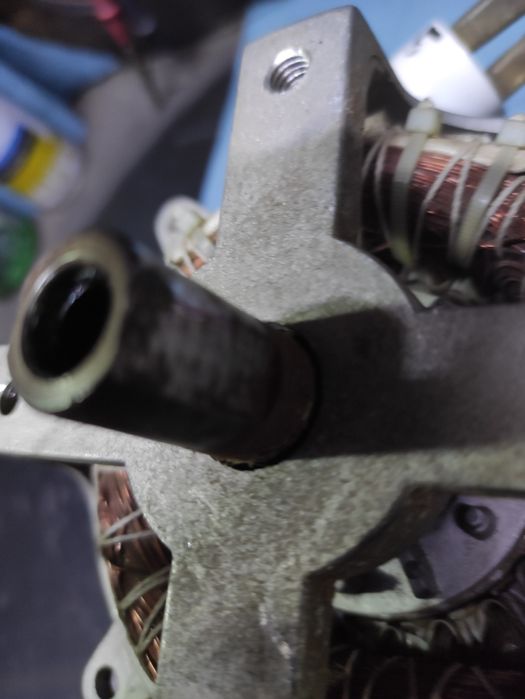 Мотор для газонокосарки.