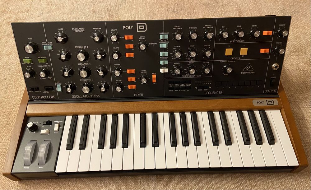 Sintetizador Behringer Poly D