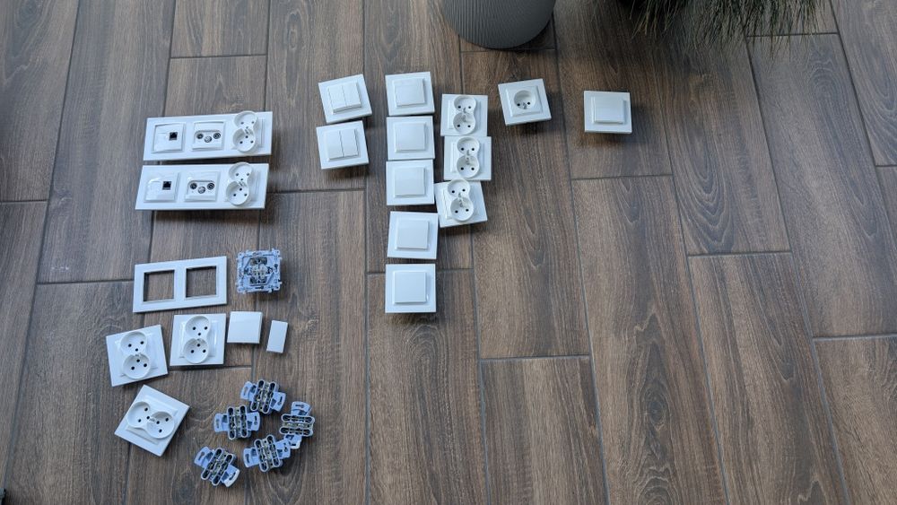 Gniazdka,, gniazdko z klapą, kontakty, łączniki, ramki - białe Simon