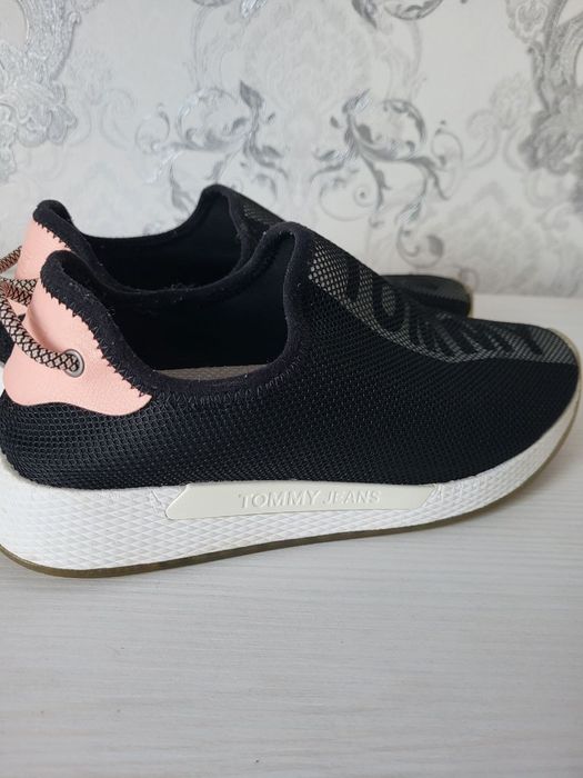 Кросівки, мокасіни, Фірмові