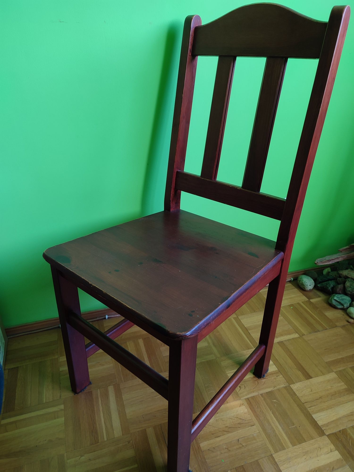 Stół sosnowy plus cztery krzesła.