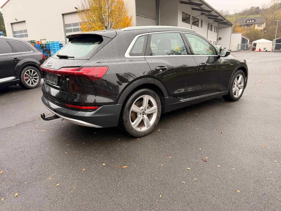 Топчик комплектація Audi e-tron -95 кв.,  21 модельний рік камери 360