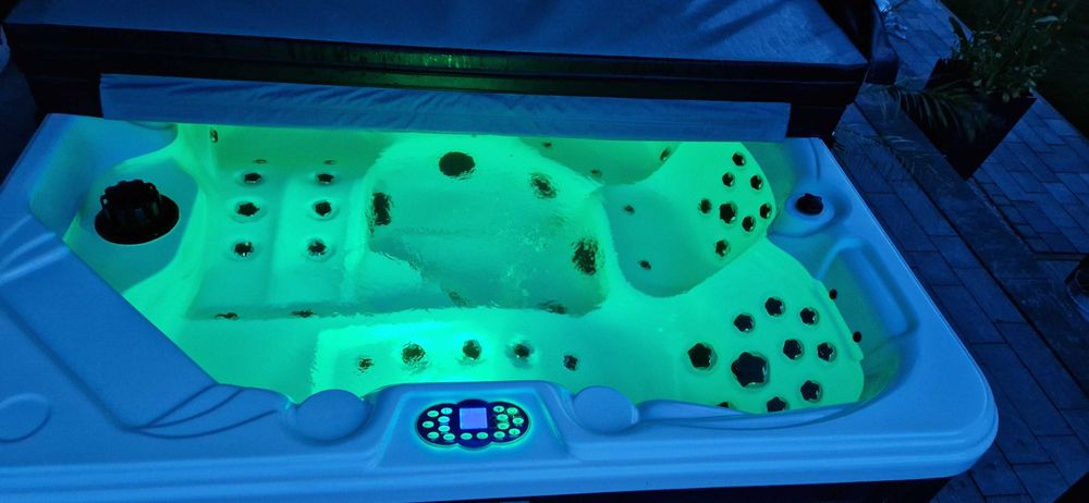 Jakuzzi ogrodowe z hydromasażem 220X220 MOG-1346 Wanna SPA