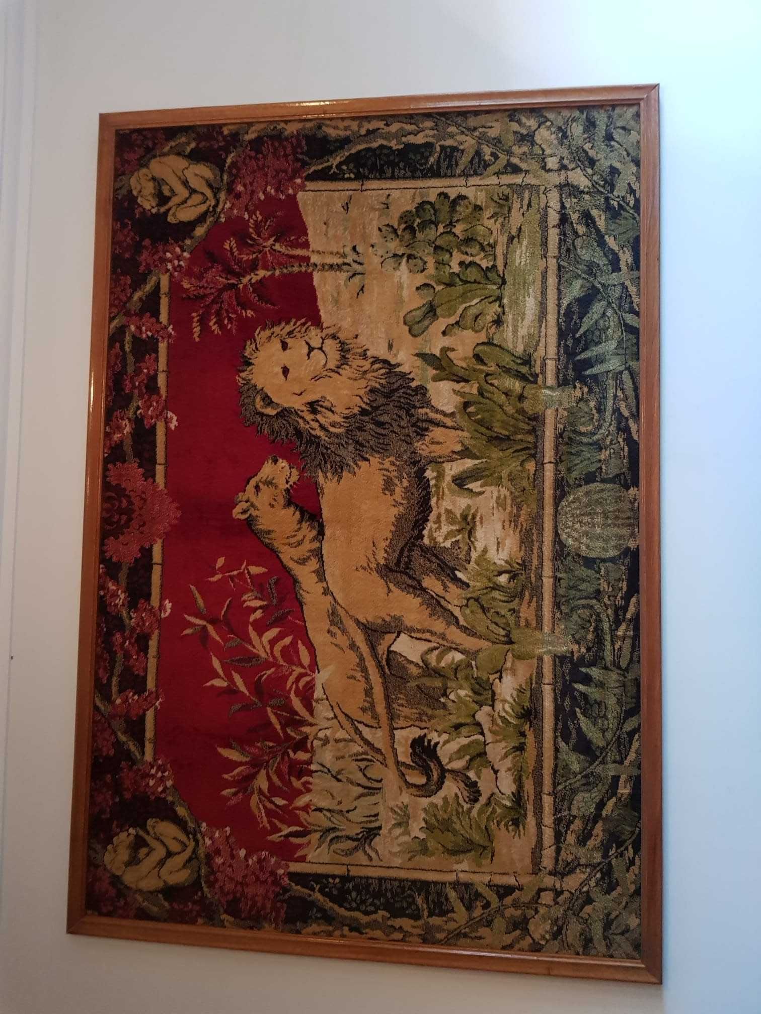 Quadro grande "Leões na Selva"- em tapeçaria e moldura em madeira