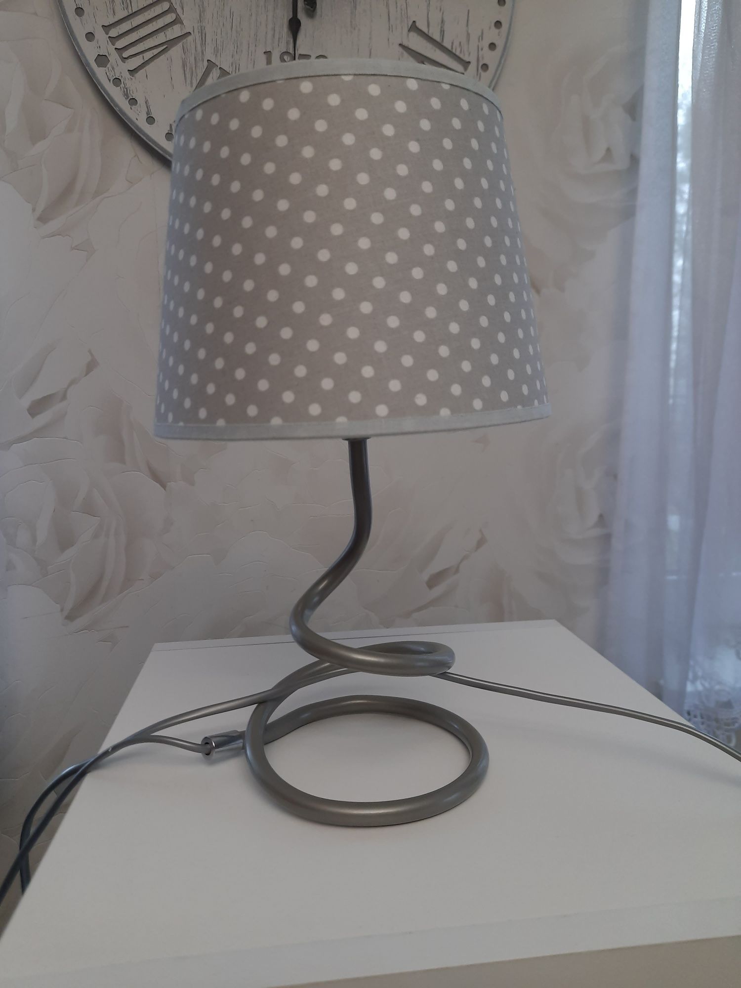 Lampka stojąca do pokoju