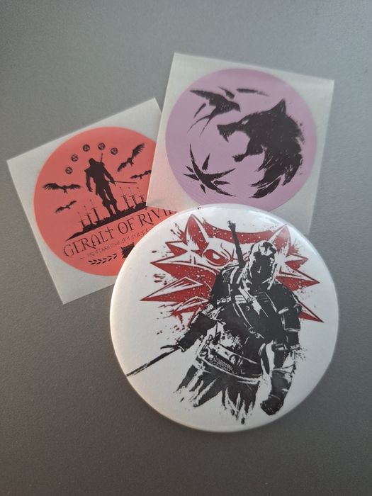 Witcher Pin + naklejki Geralt z Rivii