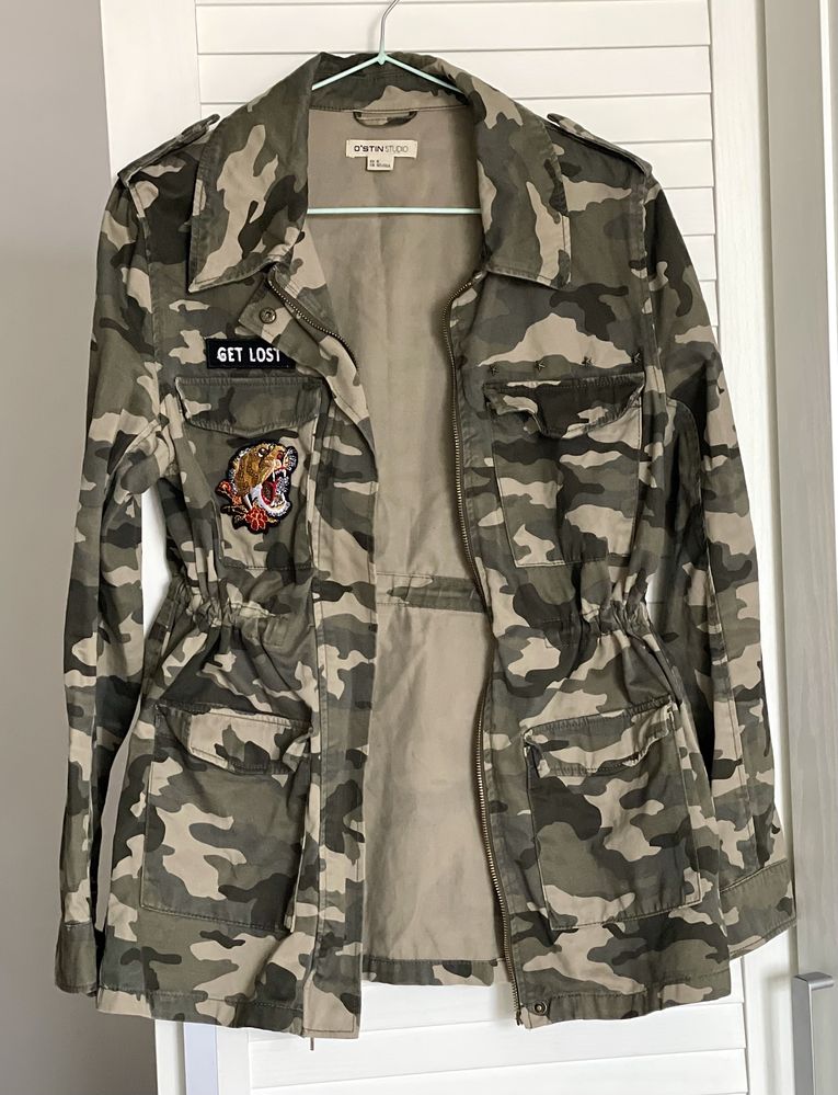 Куртка- ветровка Ostin с нашивками размер S