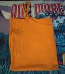 Tops laranja e azul