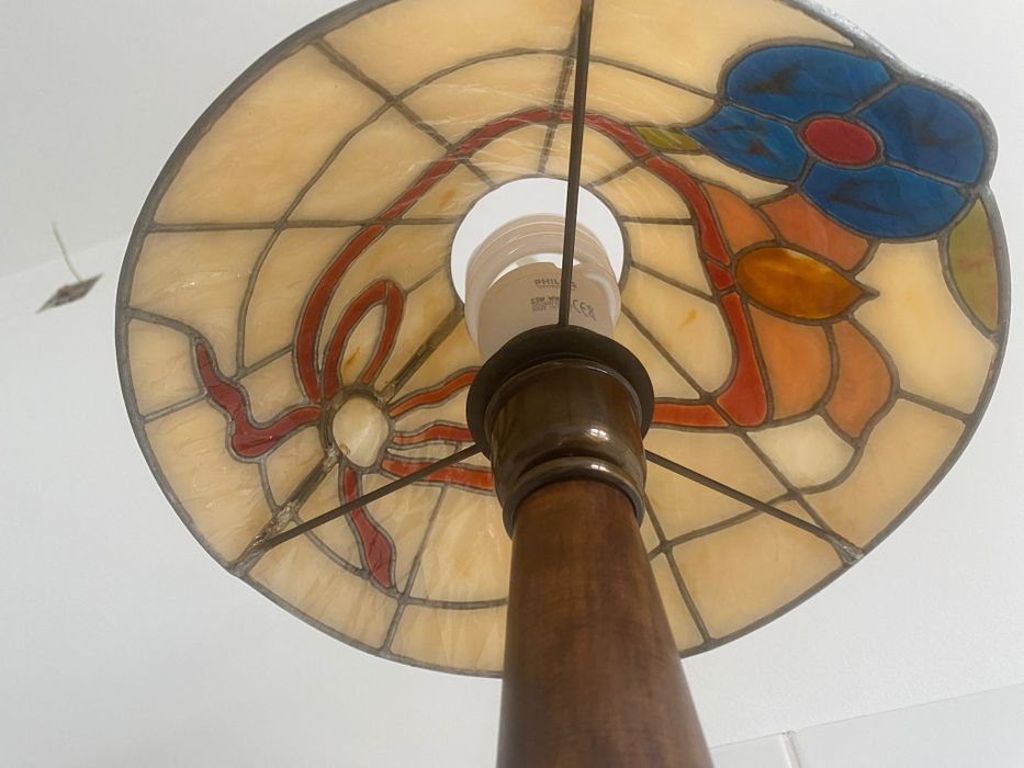 Candeeiro madeira e abajur vitral