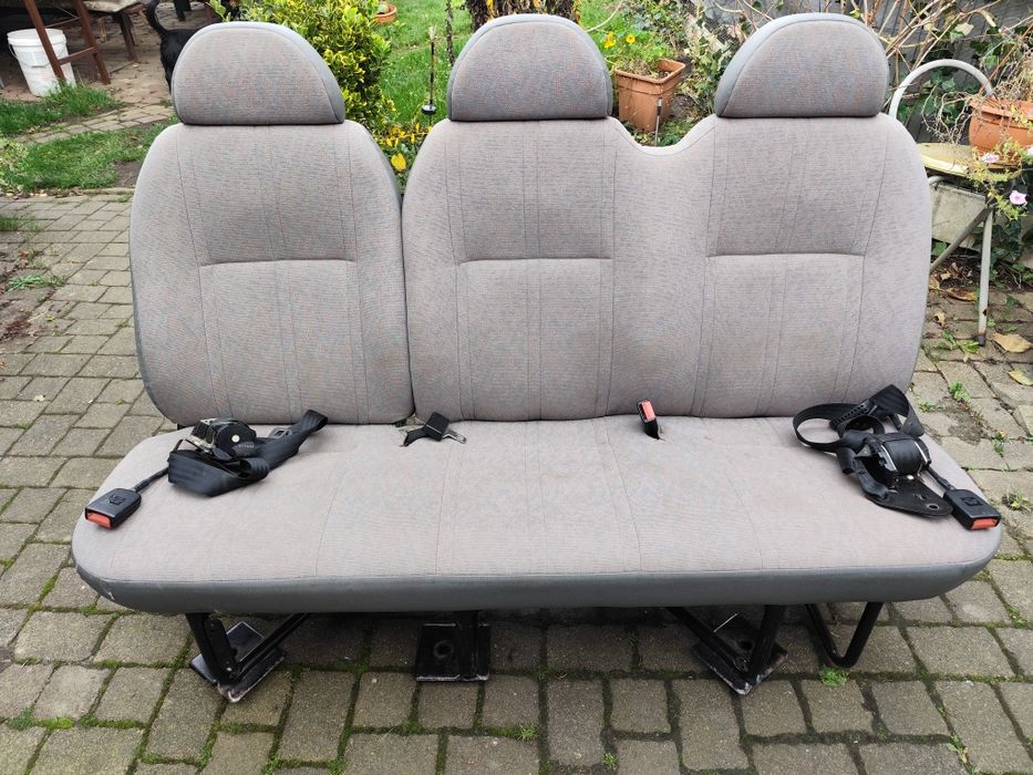 Kanapa do busa z pasami