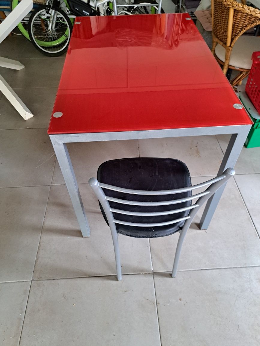 Mesa de cozinha com cadeiras