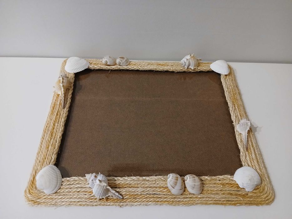 Moldura decorada com ráfia e conchas
