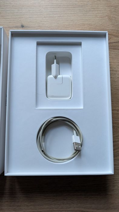 iPad 6gen, зарядка і коробка і оригінальна зарядка!