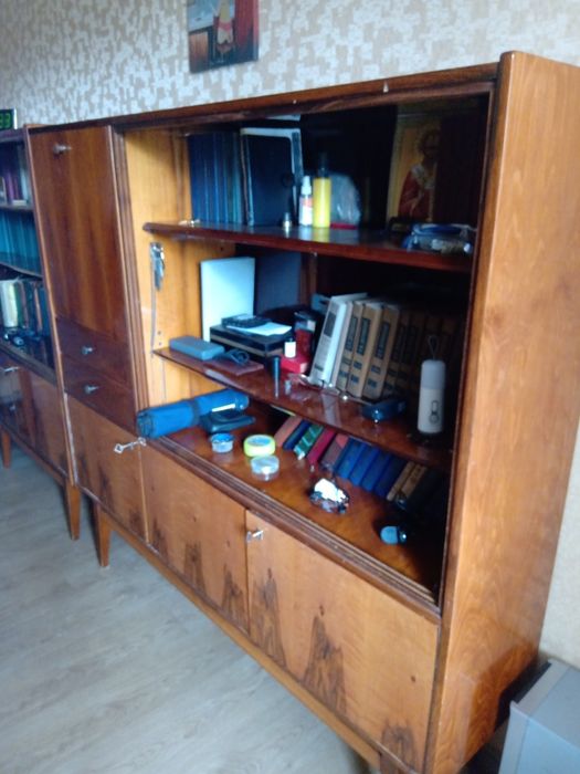 Цена снижена  Продаю два шкафа книжных по очень  низкой цене   немец