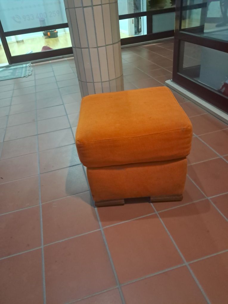 Pouf laranja em quadrado