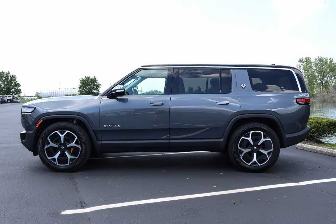 Rivian R1S Adventure 2023