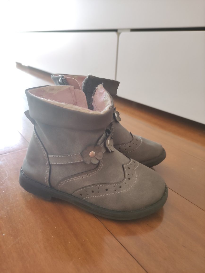 Botas cinza tamanho 23