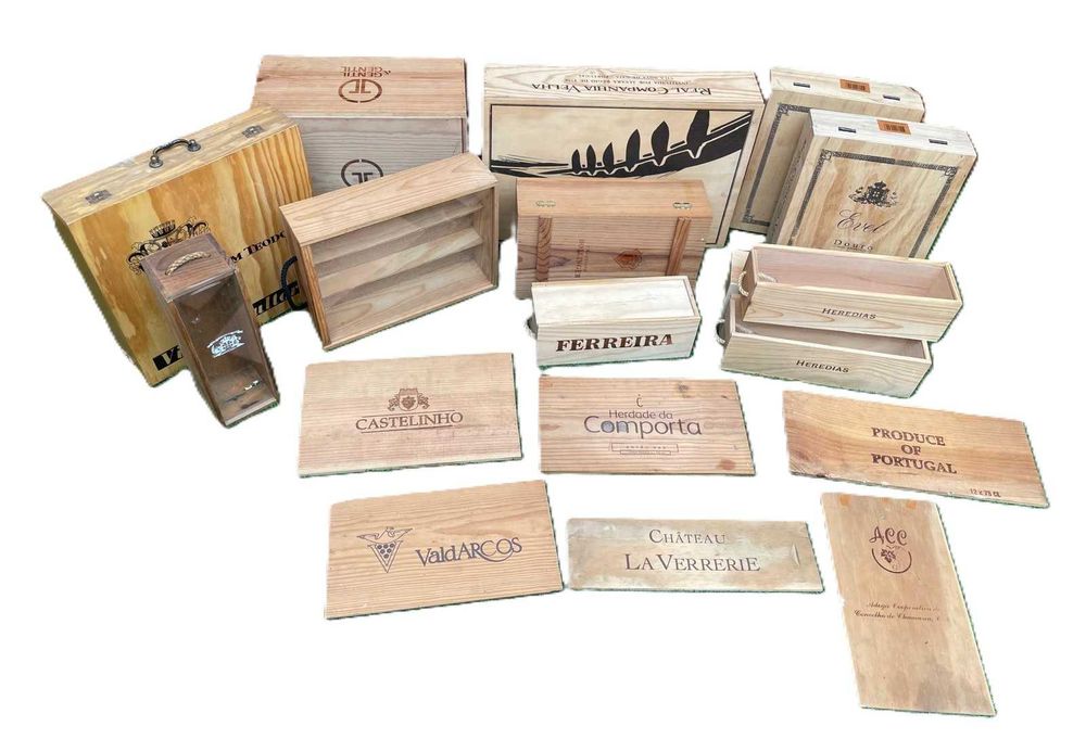 caixas vazias e tampas de vinhos