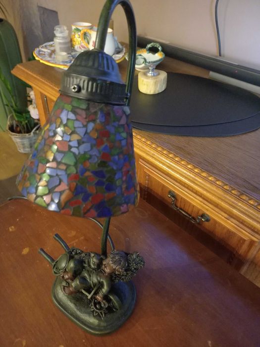 Lampka biurkowa z kloszem witrażowym