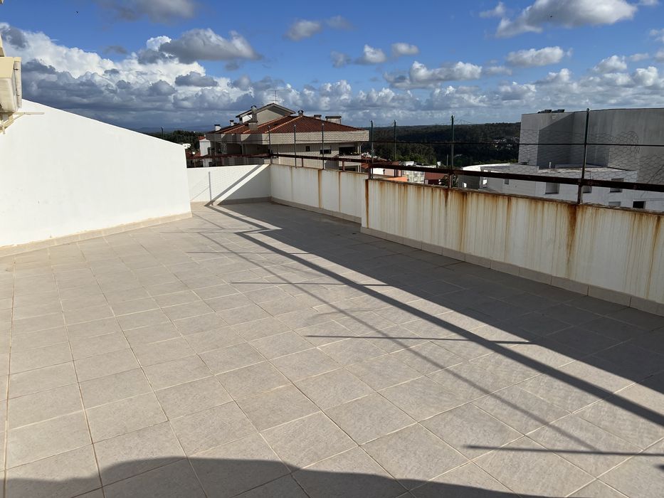 Apartamento T4 com sótão e terraço oliveira do bairro