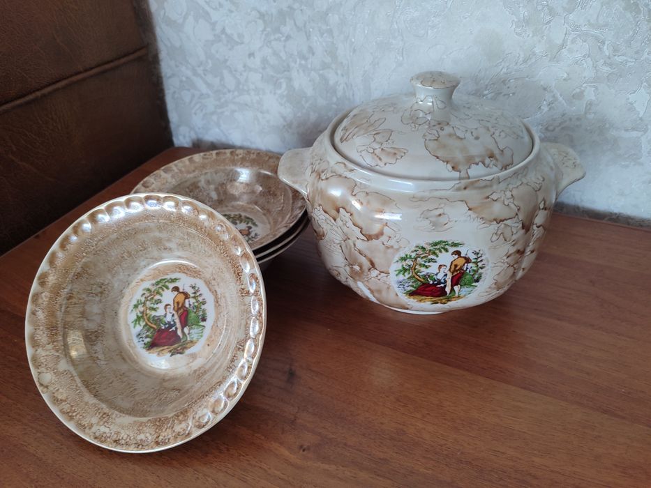 Чайні, кавові, молочні, супні сервізи.