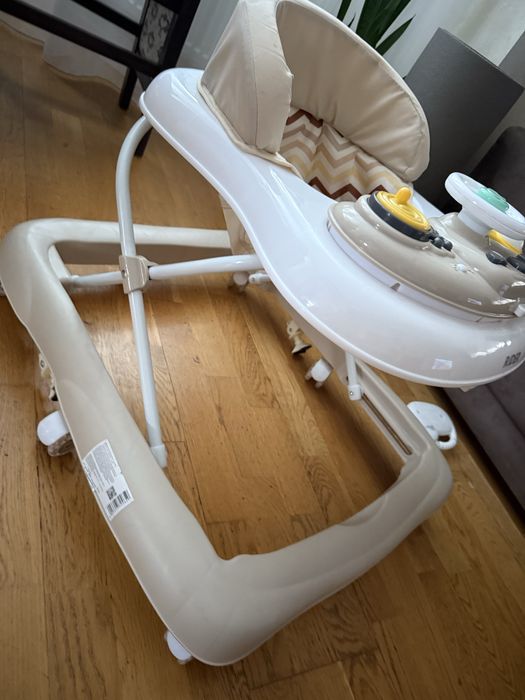 Дитячі ходунки-трансформер з різними рівнями вистоти