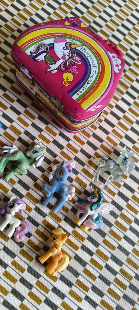 Vendo conjunto -  mala metalica com mini poneis e unicornios