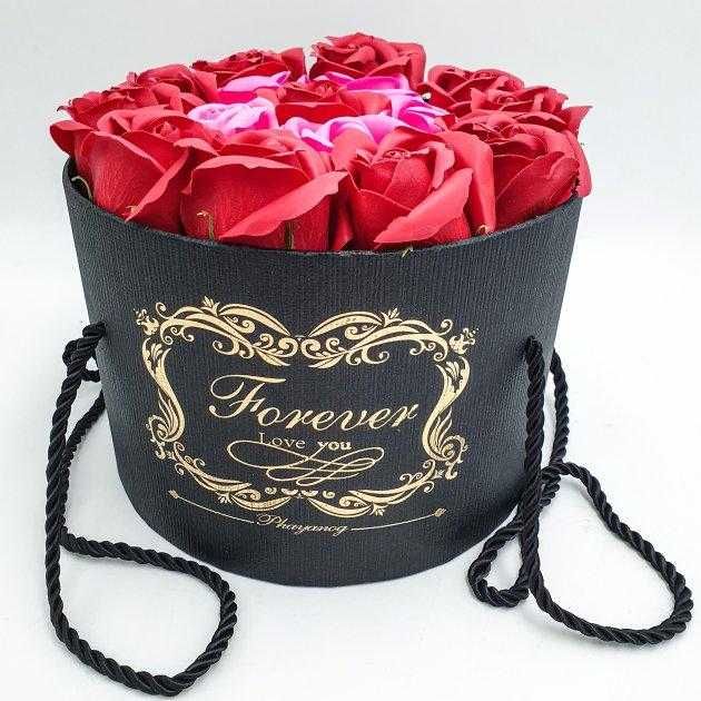 Подарочный набор розы из мыла в шляпной коробке букет