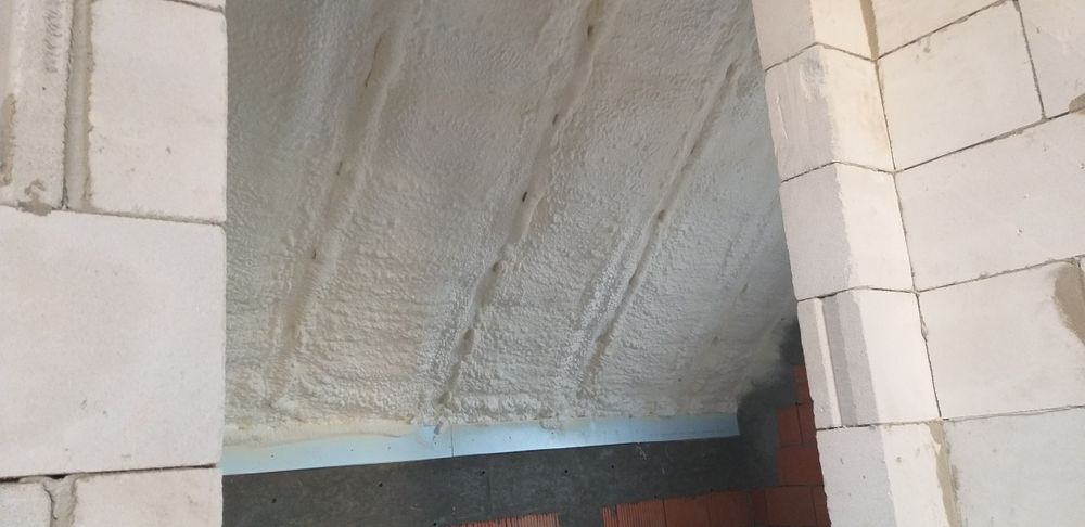 Ocieplenie pianką izolacja pianą docieplenia dachu poddasza piana pur