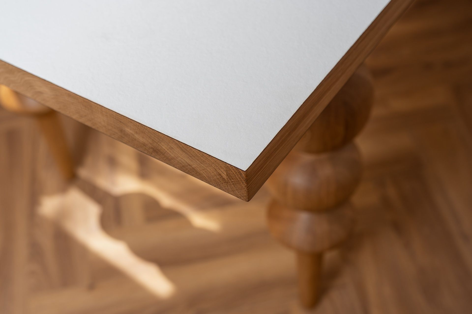 Stół dębowy z laminatem HPL