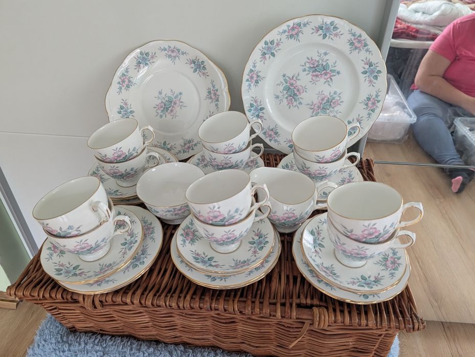 Zestaw filiżanek na 12 osob