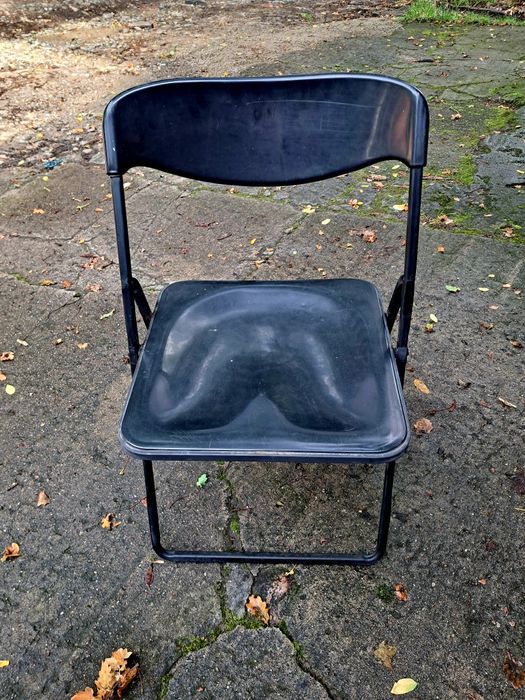 Czarne składane krzesło
