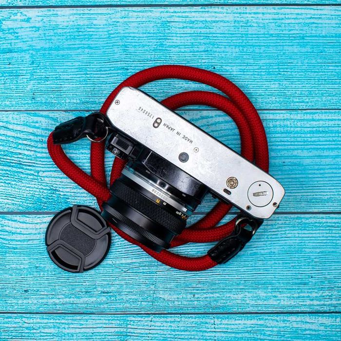 Olympus OM10 + OM 50 mm f1.8 + Exakta 35-70 mm f3.5-4.8+manual adapter