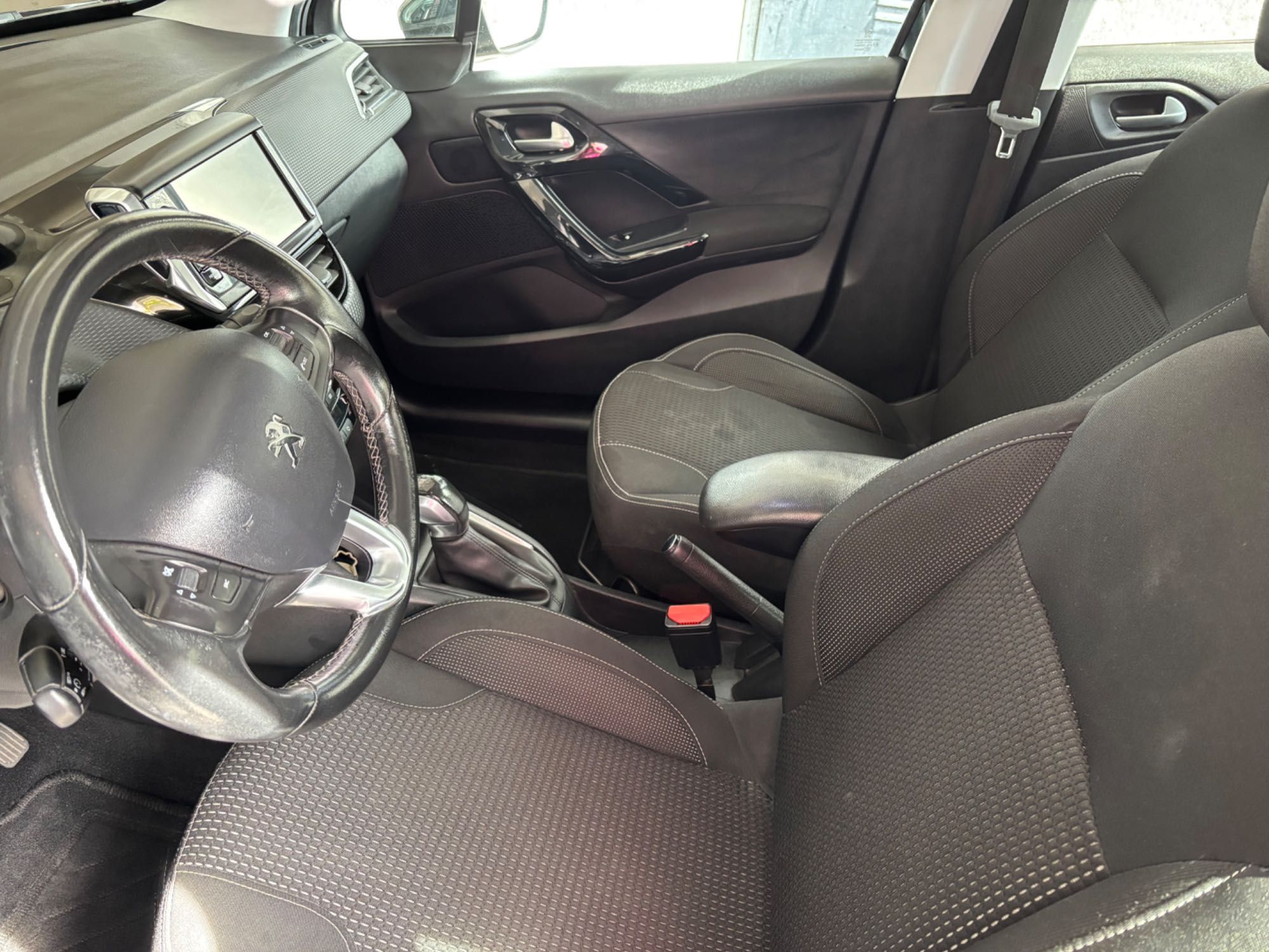 Peugeot 208 puretech allure 2016 1.2 - manual - 131680km - 2 Donos