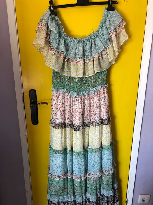 Vestido florido com folhos