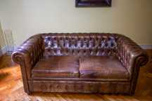 Sofá Chesterfield em pele genuína