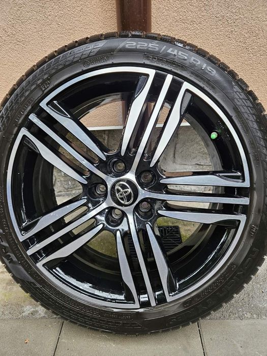 Koła zimowe Toyota CHR opony Nokian 225/45 R19 jak nowe