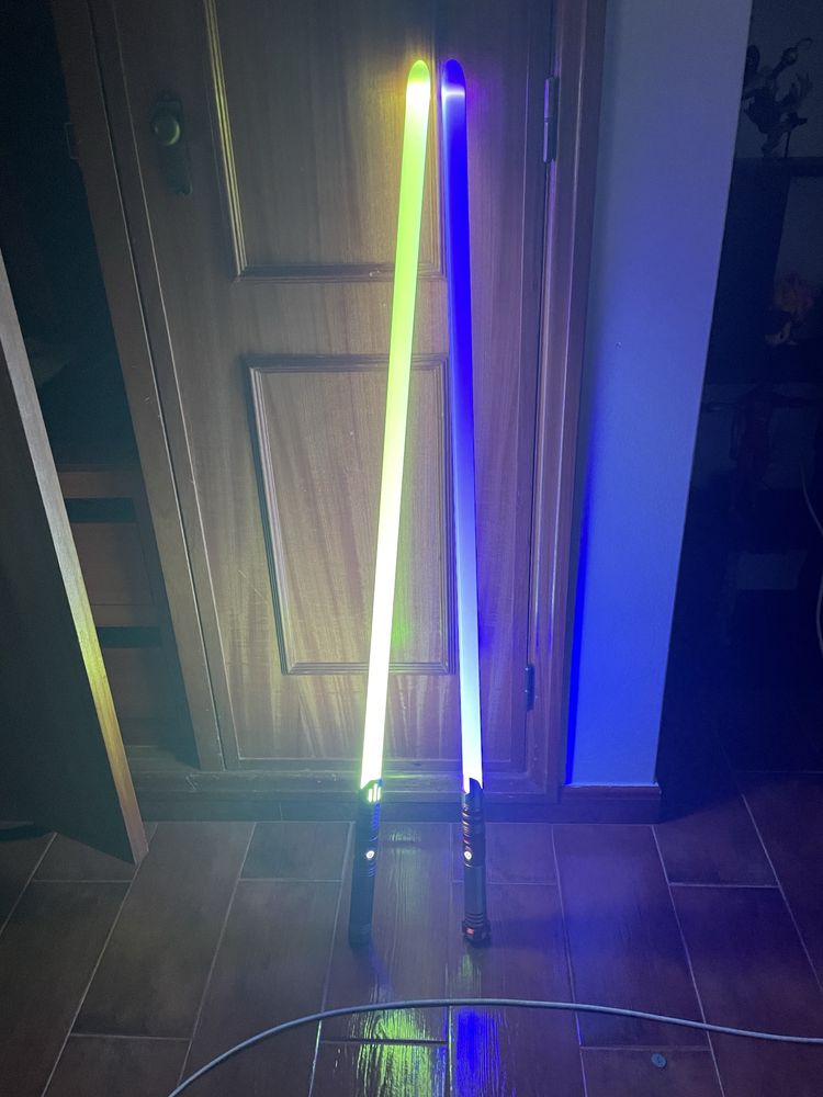 Vendo 2 sabres de luz com diferentes cores e sons