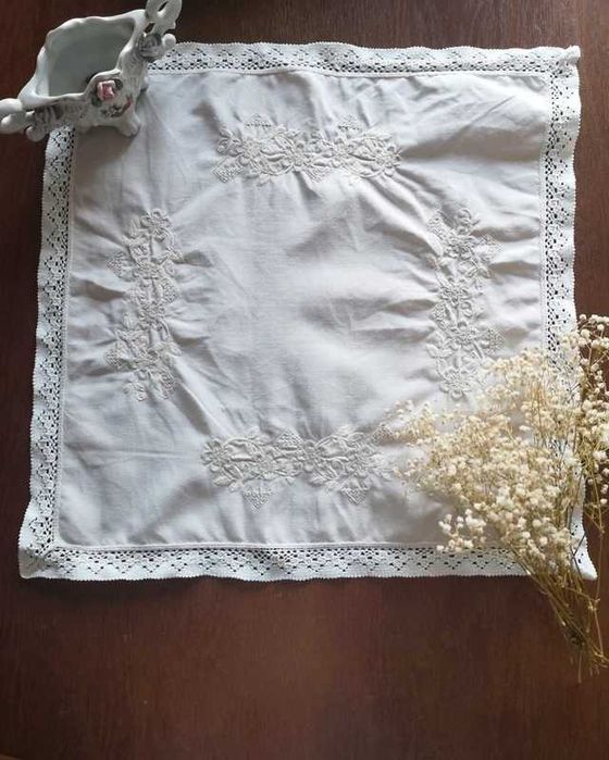Śliczna serwetka lekko różowa w kwiaty